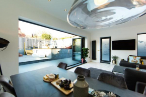 Rounton Villa by Maison Parfaite - Hot Tub - Sea Views - Parking